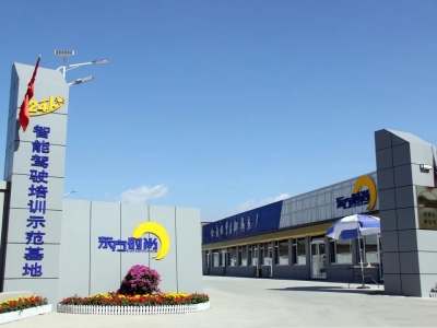 央視記者沉浸式體驗報道東方時尚智慧學車