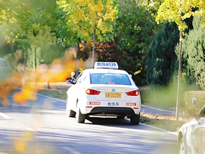 東方時尚駕校教你會車超車注意事項有哪些？