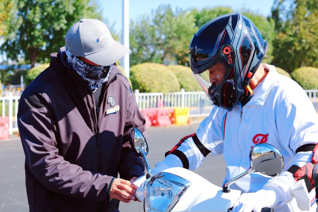 67歲老人圓夢東方時尚駕校順利考取摩托車D本