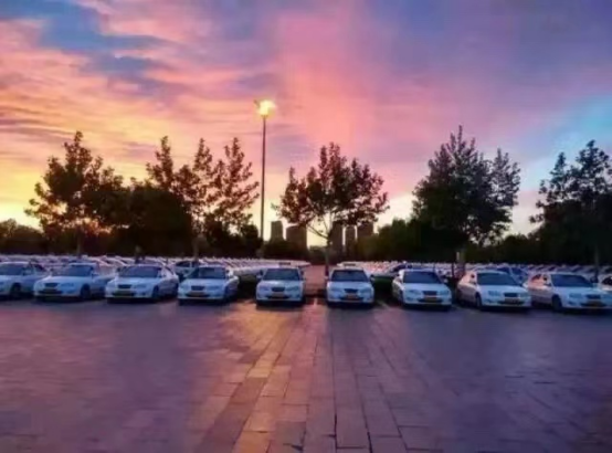 「東方時尚駕?！?/></p><p>此外東方時尚班車也是會為用戶提供免費的上門服務的，特別是對于一些路途較遠的團體用戶的話，班車也是會免費上門接送的。</p><p><br/></p></aside>
                
			<dir>
			  <dl class=